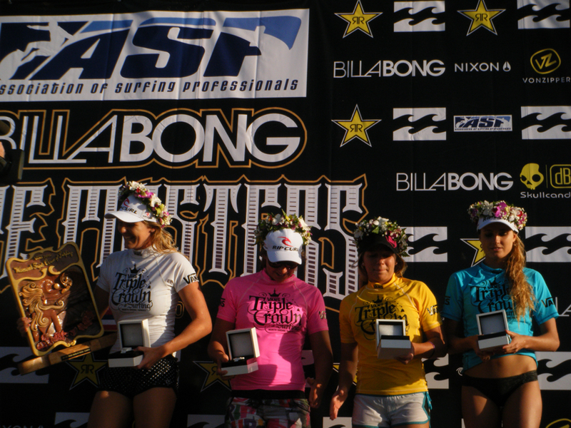 Illustration for article titled Women's Surfing Championship Conquers Oahu's Pipeline